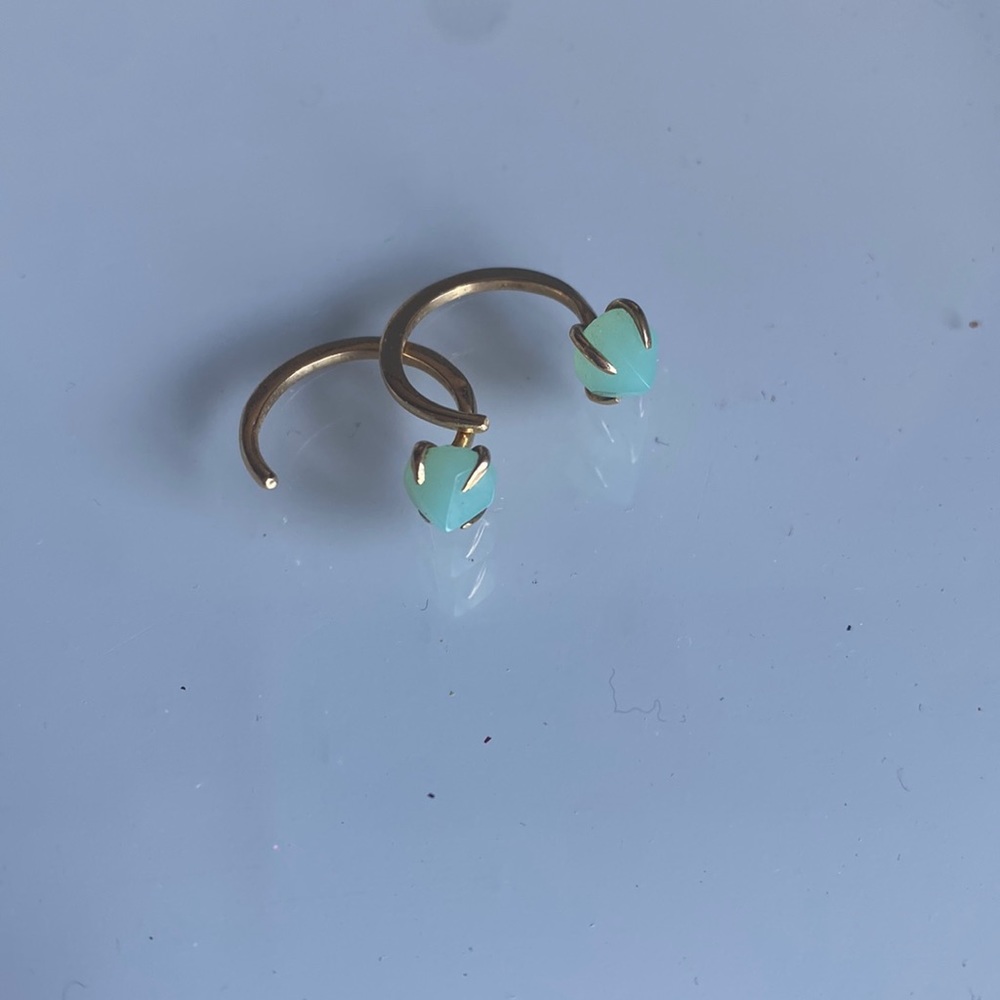 GOLD EARRING WITH LIGHT GREEN STONE